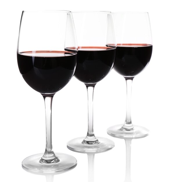 Drie glazen rode wijn op lichte achtergrond