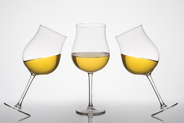 Drie glazen witte wijn tulpenglas oenologie wijnhuizenxA