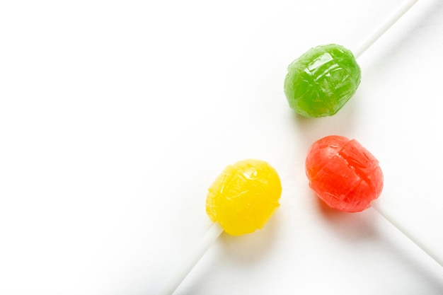 Drie heerlijke lolly's geïsoleerd op wit