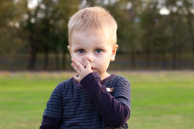 Drie jaar oude peuterjongen met snot loopneus allergie virus zieke jongen