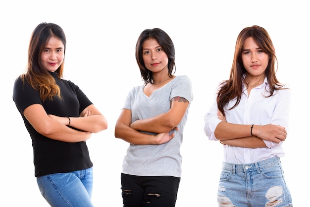 drie jonge Aziatische vrouw vrienden met armen gekruist geïsoleerd