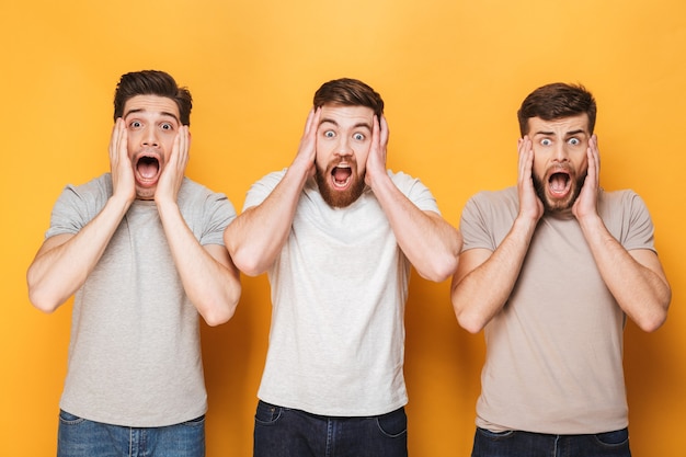 Drie jonge geschokte mannen schreeuwden