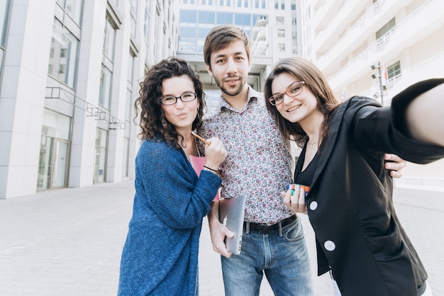 Drie jonge mensen doen selfie