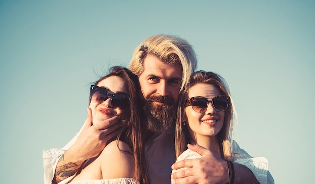 Drie jonge vrienden man die lacht met twee meisjes genieten van zomervakantie