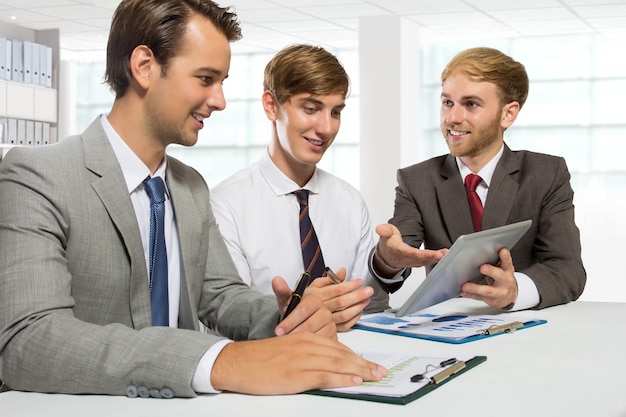 Drie jonge zaken man discussie over een werk project, geïsoleerd