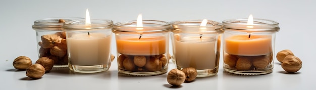 Drie kaarsen met noten op tafel