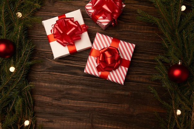 Foto drie kerstdozen op een houten ondergrond. foto met een kopie-ruimte.