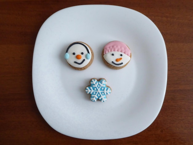 Drie kerstkaneelkoekjes op de witte plaat