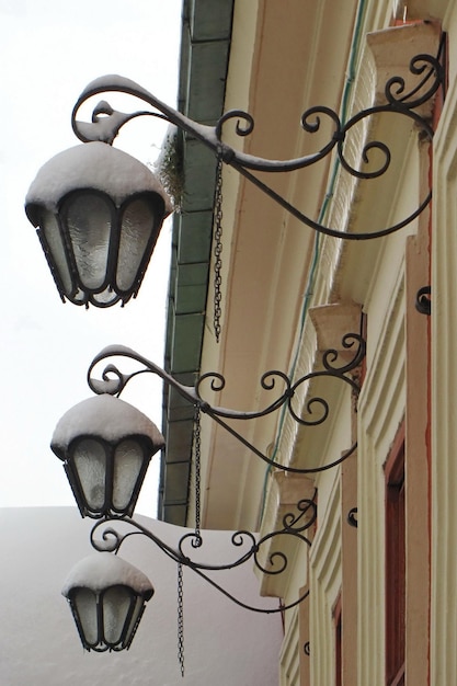 Foto drie lampen aan de muur bedekt met sneeuw
