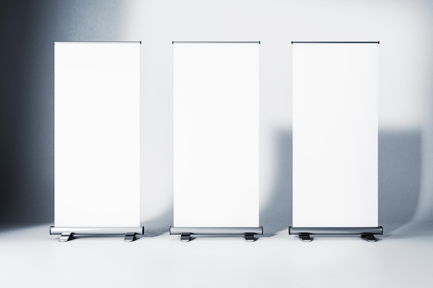 Drie lege rollup banners in een studio met gradiënt achtergrond 3D-rendering