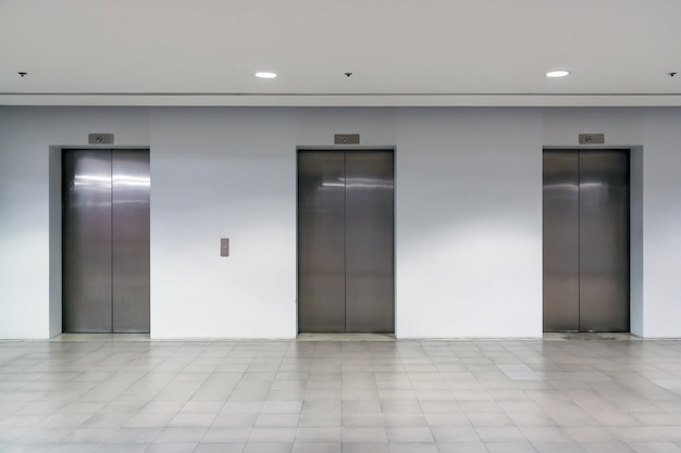 Drie liftdeuren interieur gebouw met weinig licht
