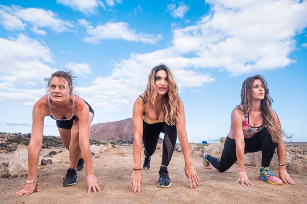 Drie lopers die buiten sprinten