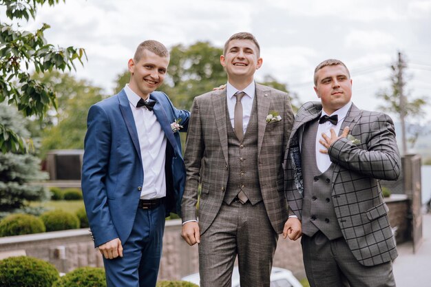 Foto drie mannen in pakken poseren voor een foto.