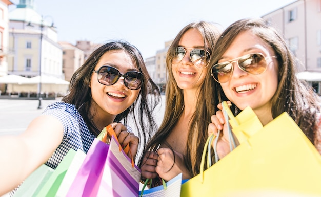 Foto drie meisjes nemen selfie en winkelen