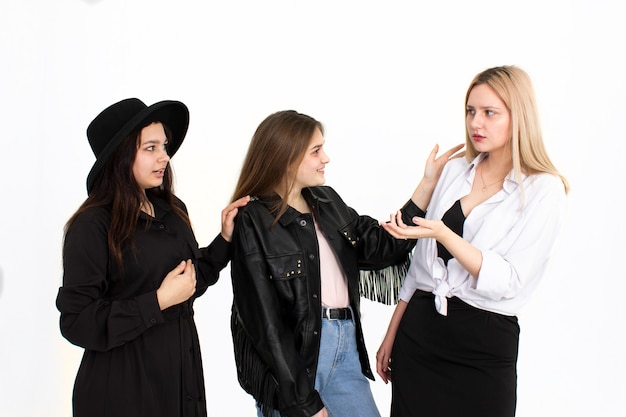 Drie meisjes zijn met elkaar in gesprek. foto op een witte achtergrond