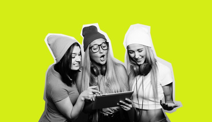 Drie meisjesvrienden die selfie met digitale tablet nemen
