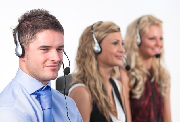 Drie mensen in een callcenter