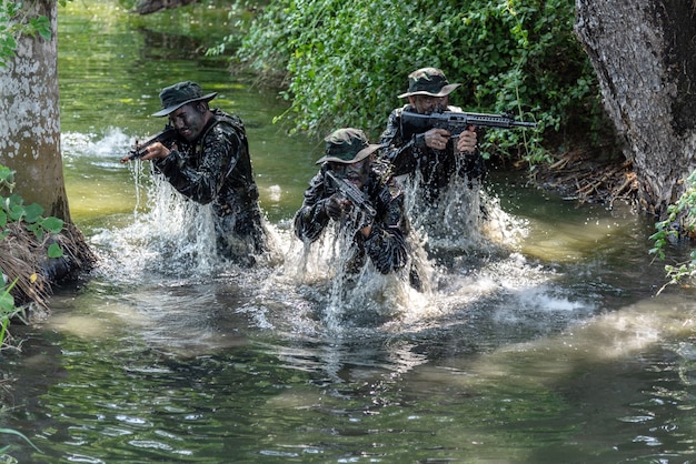 Drie militaire officieren rezen uit het water om de vijand aan te vallen