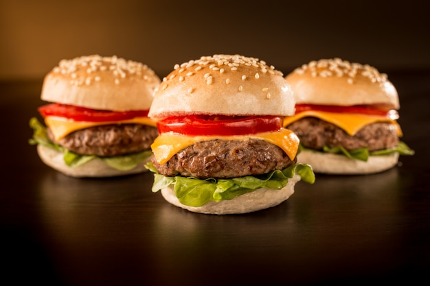 Drie mini-burgers in een donkere omgeving