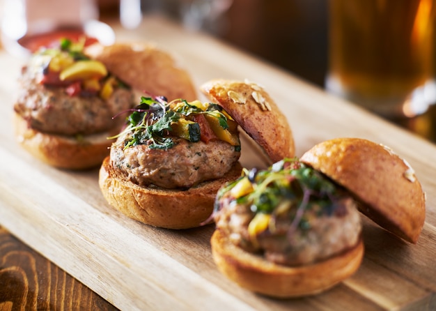 Drie mini-kalkoenburger-schuifregelaars met briochebroodjes