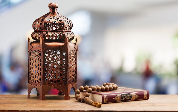 Foto drie months.islamic holy book quran met rozenkrans kralen onder zacht licht.