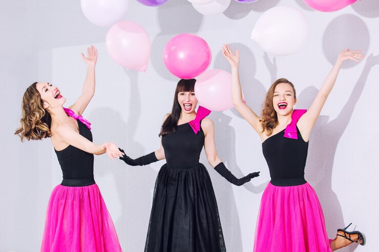 Foto drie mooie leuke trendy vrouwen met mooie make-up glimlach lachen en vieren met ballonnen