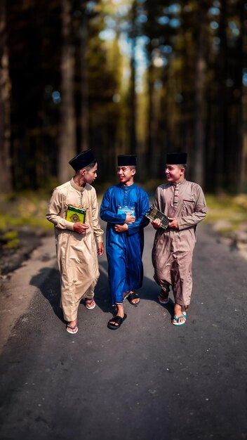 drie moslimjongens op een pad in het tropische bos