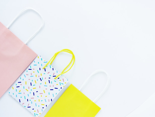 Drie multi-coloured gift bags op een witte achtergrond