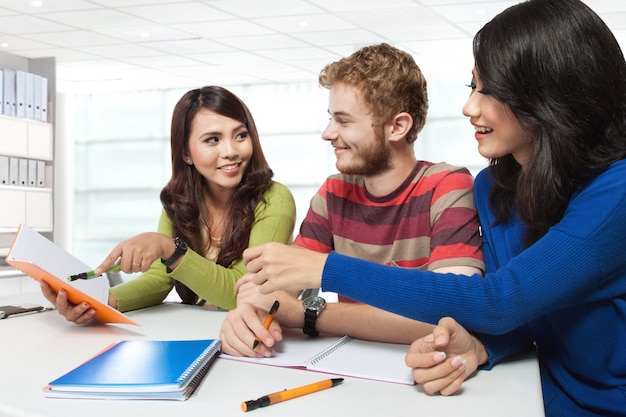 Drie multiculturele studenten, samen studeren