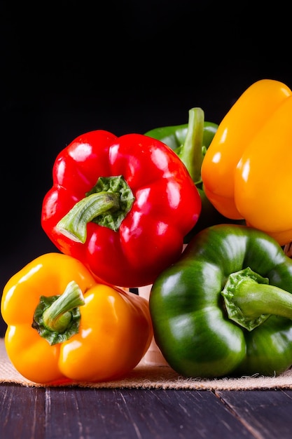 Drie paprika's op een houten ondergrond Koken groentesalade