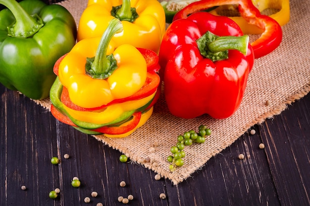 Drie paprika's op een houten ondergrond Koken groentesalade