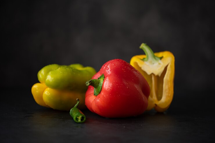 drie paprika's op een zwarte achtergrond