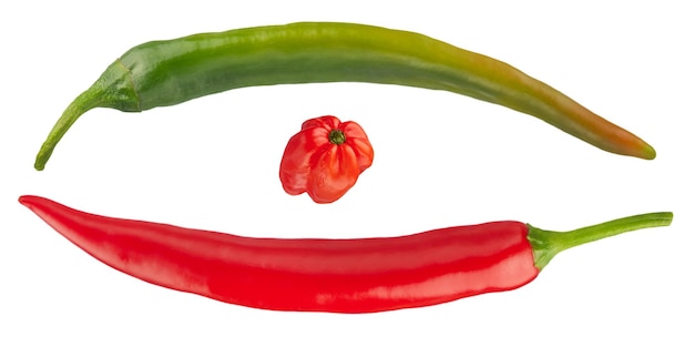 Drie paprika's van verschillende variëteiten geïsoleerd op witte achtergrond Rode en groene chilipepers zeer hete habanero pepers Hete kruiden Indiase keuken pittig eten eten Hoge kwaliteit foto