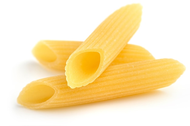 Drie penne rigate geïsoleerd op witte achtergrond
