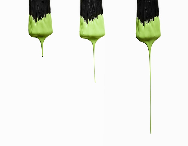 Drie penselen met druipende groene verf