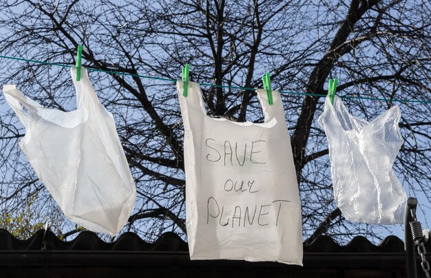 Drie plastic zakken hangen aan een draad