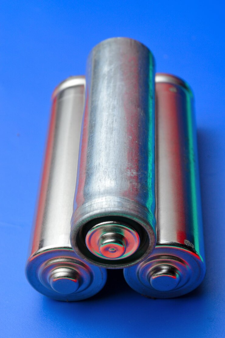 Foto drie prachtig verlichte vingerbatterijen op een blauwe achtergrond. detailopname