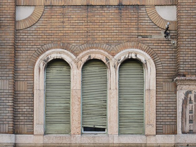 Drie ramen met dichte blinde gordijnen