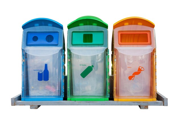 Drie recycle containers voor glas plastic andere geïsoleerd op een witte achtergrond