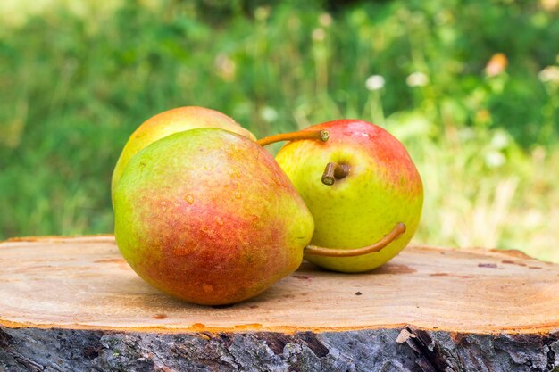 Drie rijpe biologische peren op een houten bord wazig achtergrond selectieve focus