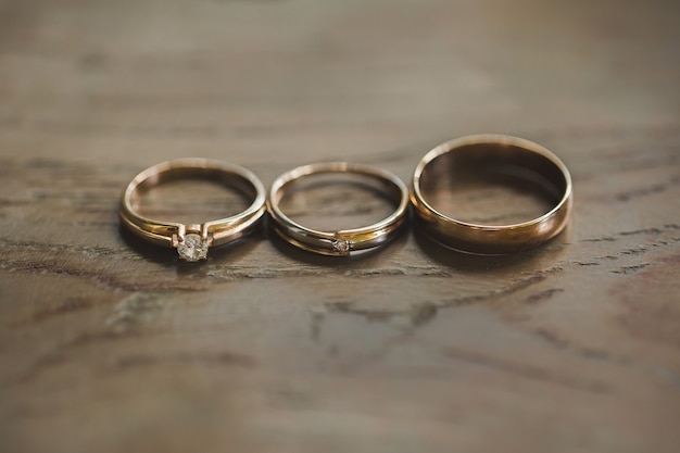 Drie ringen op houten achtergrond