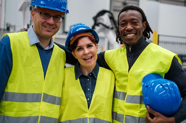 Foto drie robotica-ingenieurs poseren samen op een bedrijfsfoto