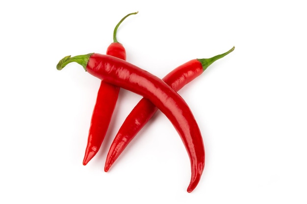 Drie rode chili pepers geïsoleerd op een witte achtergrond