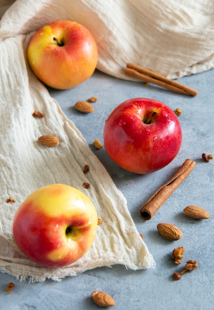 Drie rode gele appels op een grijze tafel