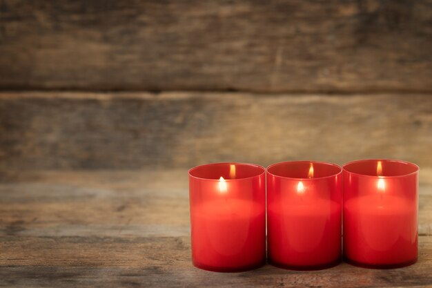 Drie rode kaarsen op houten