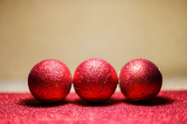 Drie rode kerstballen