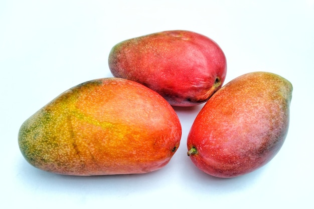 Drie rode mango's op een witte achtergrond