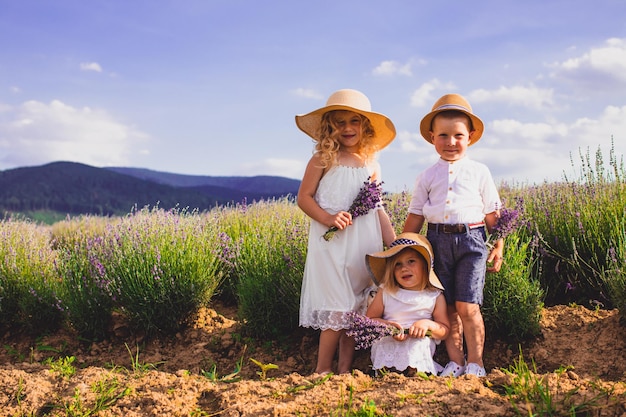 Drie schattige kinderen, broer en twee zussen