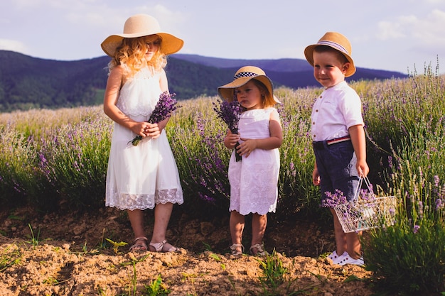 Drie schattige kinderen, broer en twee zussen