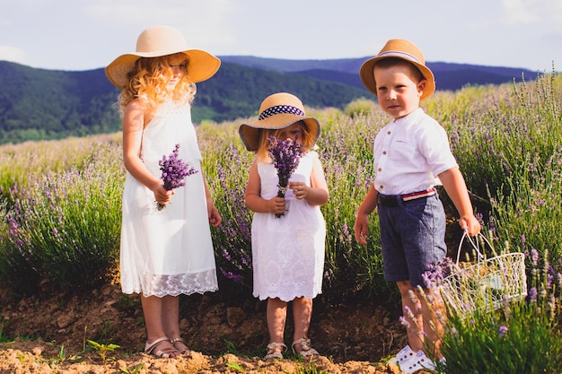 Drie schattige kinderen, broer en twee zussen